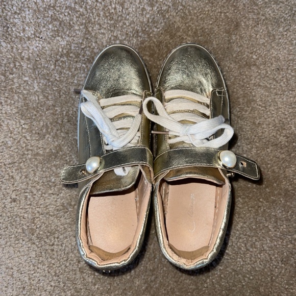 Ladies metallic wedge platform sneakers with pearl accent - Picture 4 of 10